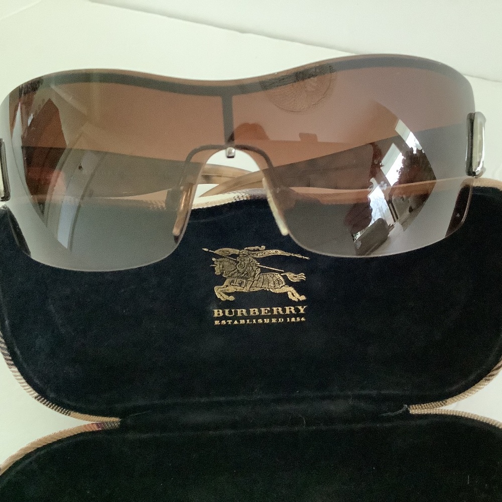 Authentice Burberry Sunglasses with plaid arms excellent condition